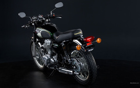 Новый мотоцикл на дороге Kawasaki W 800