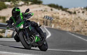 Новый мотоцикл на дороге Kawasaki Z 800