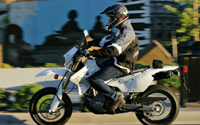 Новый мотоцикл на дороге Suzuki  DR-Z400 S