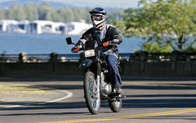 Новый мотоцикл на дороге Suzuki DR 200 SE