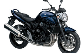 Новый мотоцикл на дороге Suzuki  GSF 650
