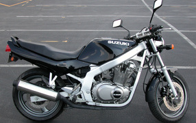 Новый мотоцикл на дороге Suzuki  GS 500