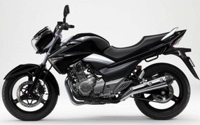 Новый мотоцикл на дороге Suzuki   Inazuma