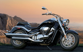 Новый мотоцикл на дороге Suzuki Intruder C1500T