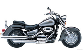 Новый мотоцикл на дороге Suzuki Intruder M1500