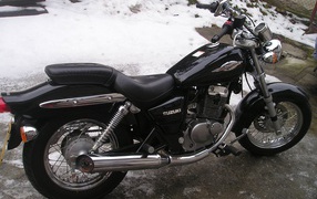 Новый мотоцикл на дороге Suzuki Marauder 125