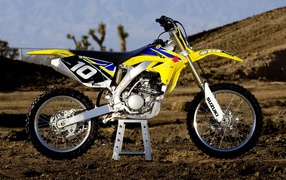Новый мотоцикл на дороге Suzuki RM-Z 250