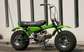 Новый мотоцикл на дороге Suzuki RV 125