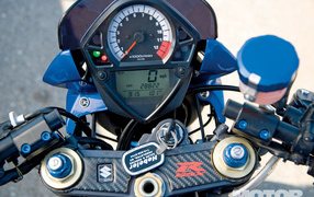 Новый мотоцикл на дороге Suzuki SV 650 S