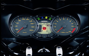 Новый мотоцикл на дороге Suzuki V-Storm 1000  DL