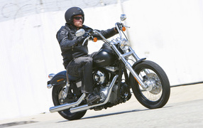 Новый надежный мотоцикл Harley-Davidson Dyna Street Bob