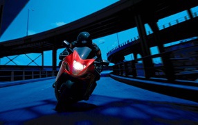 Ночная гонка на мотоцикле