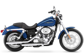 Популярный мотоцикл Harley-Davidson Dyna Super Glide Custom