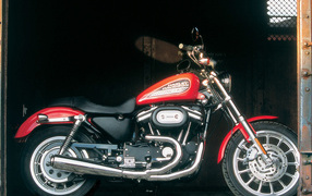 Популярный мотоцикл Harley-Davidson XL 883R Sportster Roadster