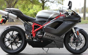 Надежный мотоцикл Ducati Superbike 848 Evo
