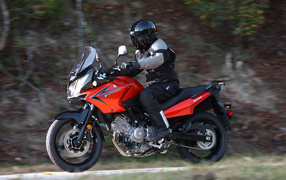Надежный мотоцикл Suzuki V-Storm 650 ABS