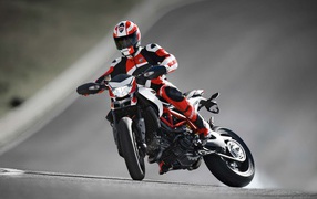 Тест-драйв мотоцикла Ducati Hypermotard
