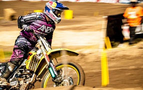 Мотогонщик на трассе