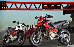 Красивый мотоцикл в москве Ducati Hypermotard SP