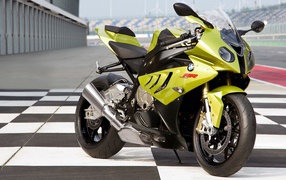 Желтый Bmw s 1000 rr