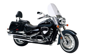 Новый мотоцикл на дороге Suzuki Boulevard S 40
