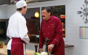 Шеф беседует с сотрудником в сериале Кухня