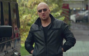 Физрук Фома возле гелика