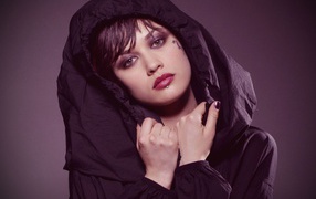 Ольга Курыленко в роли Белла