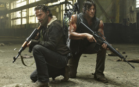 Рик и Дерил из Ходячих Мертвецов держат оборону