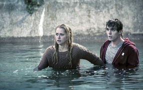 Тепло наших тел зомби купается с девушкой