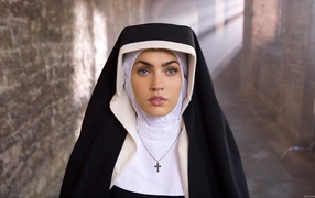 Актриса в роли монашки