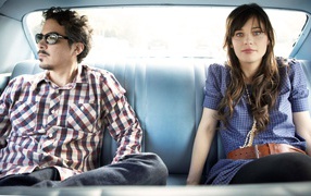 Актеры сидят в автомобиле