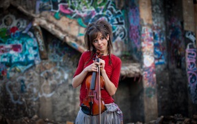 Девушка со скрипкой улыбается