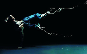 Темнокожий танцор на руке