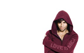 Энрике Иглесиас в толстовке на белом фоне