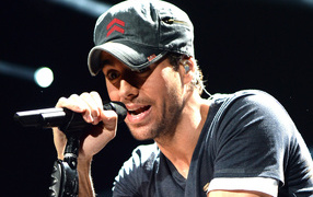 Энрике Иглесиас на сцене