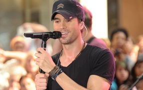 Энрике Иглесиас с микрофоном