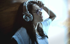 Девушка слушает музыку