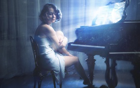 Девушка за роялем ночъю
