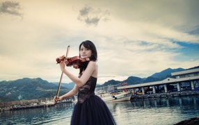 Девушка со скрипкой на фоне корабля