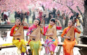 Японки с инструментами