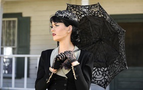 Кэти Перри с зонтиком