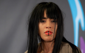 Loreen with red lipstick