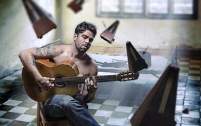 Мужчина играет на гитаре