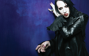 Marilyn Manson у синей стены