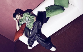 Noize MC сидит на белом диване