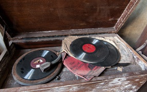 Старые пластинки в пыли