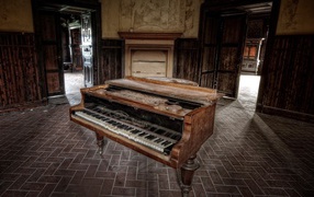 Рояль и красивый пол