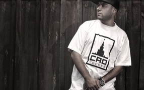 SLIM в белой футболке