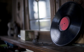 Старая пластинка на полке